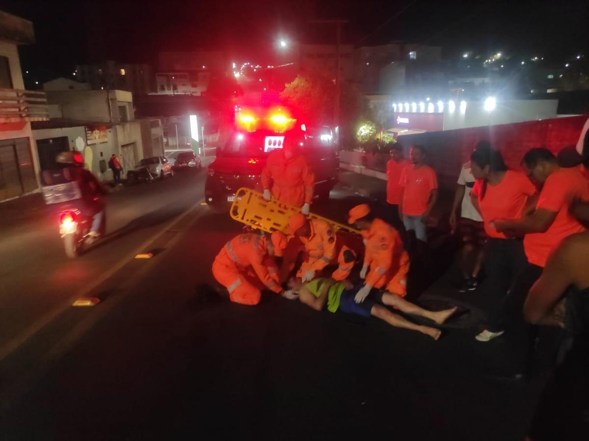 O ciclista sofreu diversas escoriações e fraturou um dente, sendo imobilizado e levado para atendimento pelos bombeiros (Foto/Divulgação)