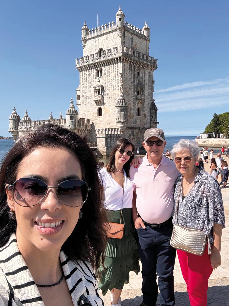 Turistando por Portugal a competentíssima arquiteta, Karine Assumpção, com seus pais Daguivaldo e Luiza e sua irmã Marina (Foto/Arquivo pessoal)