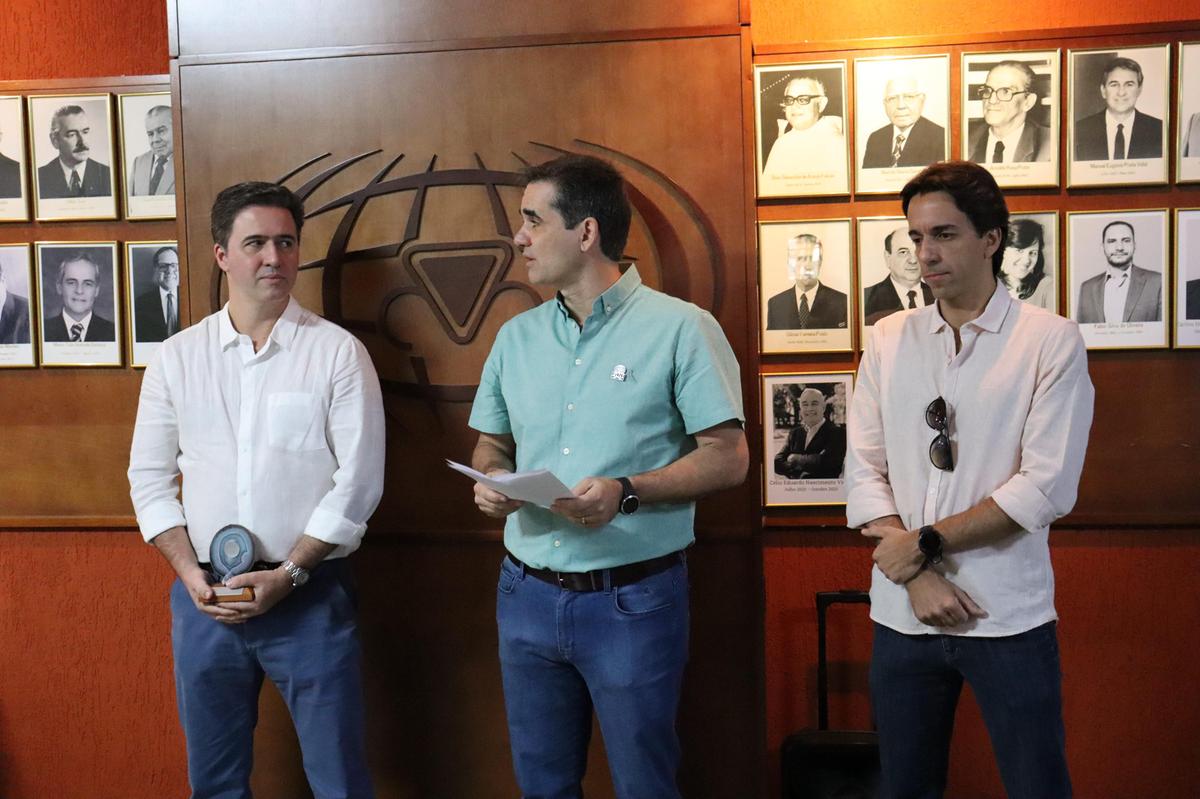 Diretor executivo da Fazu José Olavo Júnior discursou juntamente com os filhos de Dr. Édson, Luiz Flávio e João Ricardo (Foto/Divulgação)