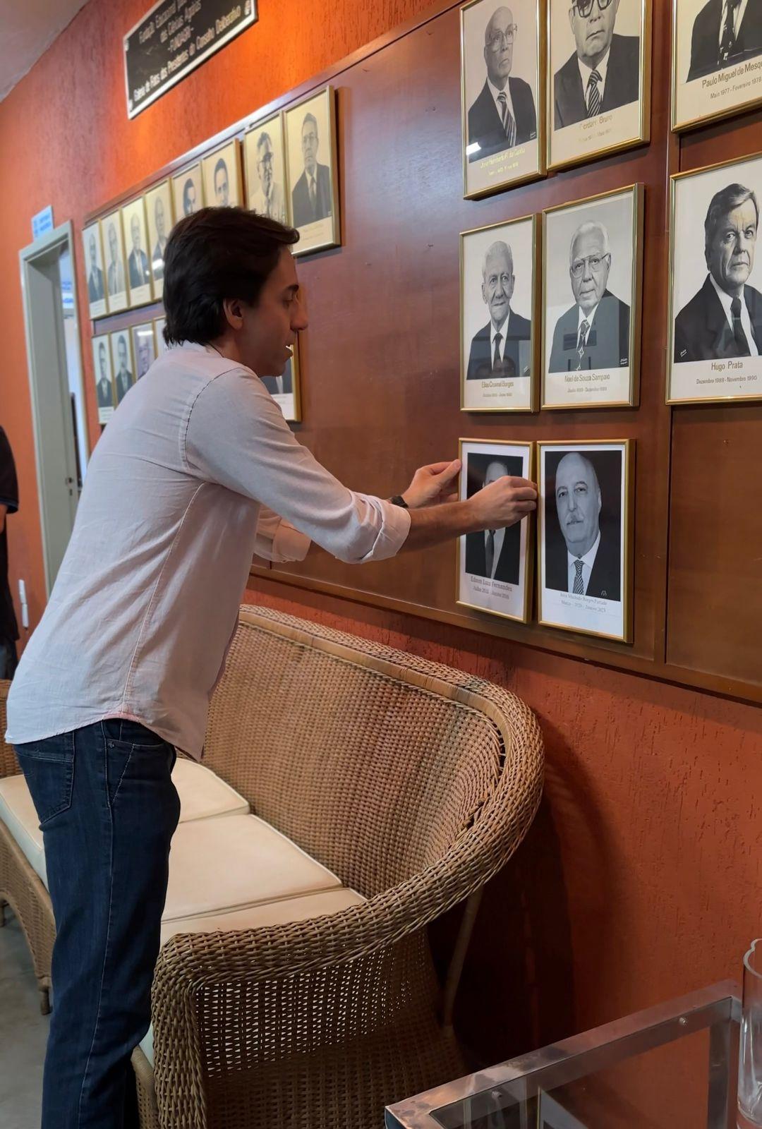 João Ricardo tem a honra de acrescentar no mural de presidentes da Fundagri o quadro com a foto de seu pai, Edson Luiz Fernandes (Foto/Divulgação)