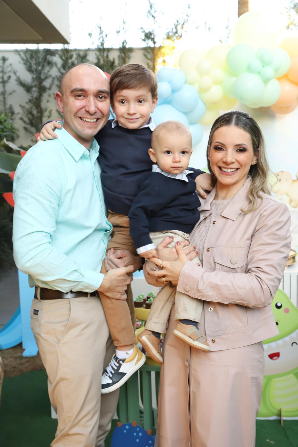 Os Pais Alcino Reis Mendes e Paula Guerra Almeida e o irmão Heitor Guerra Mendes radiantes no primeiro aninho do caçula Pedro (Foto/Babi Magela)