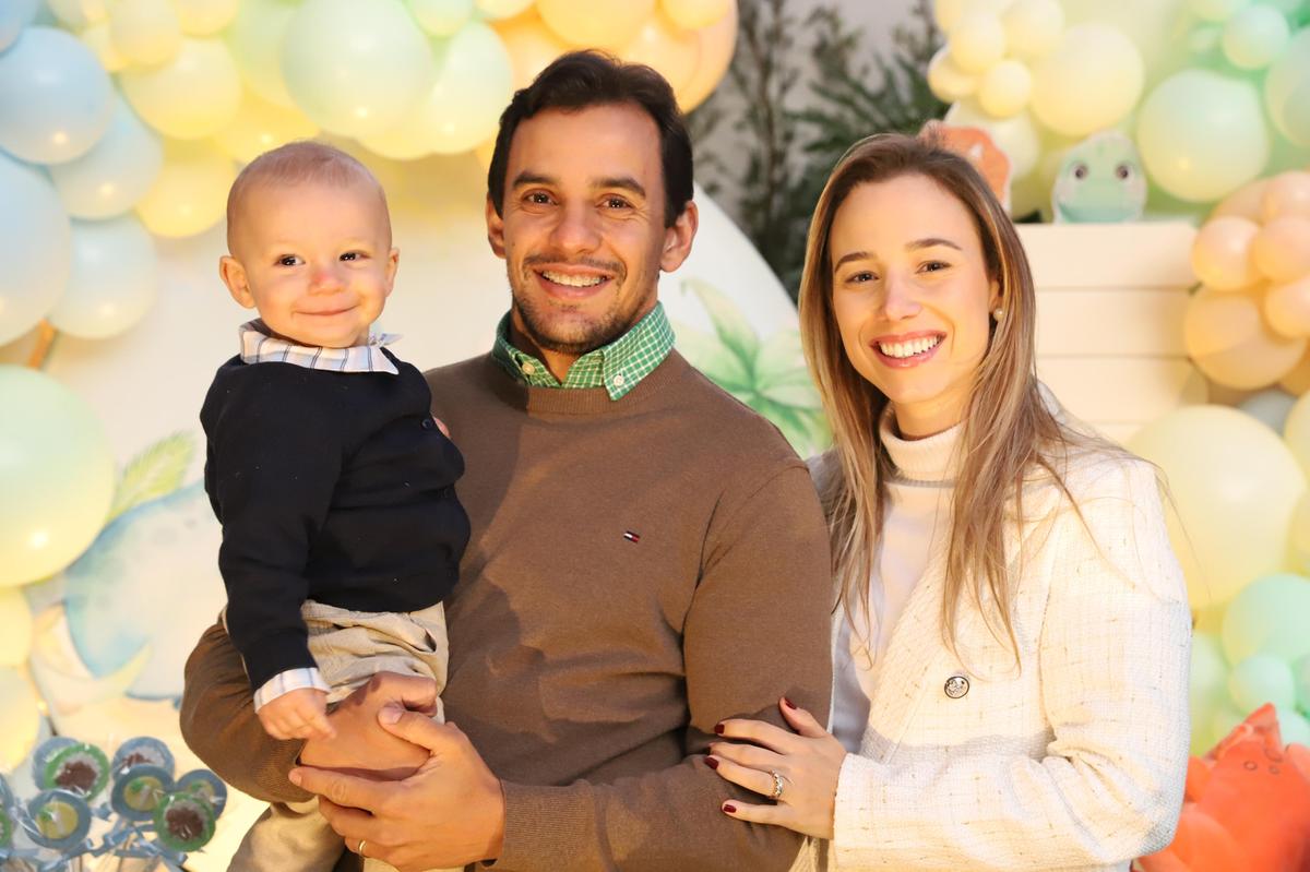 O aniversariante com os tios, Eduardo Guerra Almeida e Ana Karla Costa (Foto/Babi Magela)