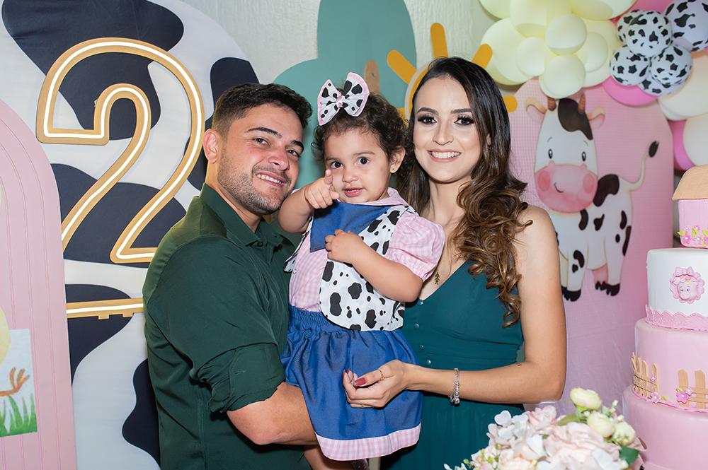 Felipe Marques e Marques e Jéssica Danielle Lisboa Costa comemorando os dois aninhos da filhota Manuella Lisboa Costa Marques (Foto/Ju Estevam)