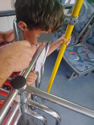 Criança fica com cabeça presa em ônibus na Zona da Mata (Foto/Reprodução)