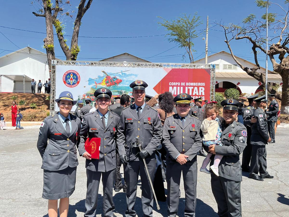 Na última semana, Bombeiros do 8º BBM de Uberaba, recebem a medalha de mérito profissional em Belo Horizonte. Um grande orgulho para os uberabenses. Na foto, Cb Caroline, Sgt Marcelo, Ten Lopes, Cel Marisguia e Sgt Parreira (Foto/Divulgação)