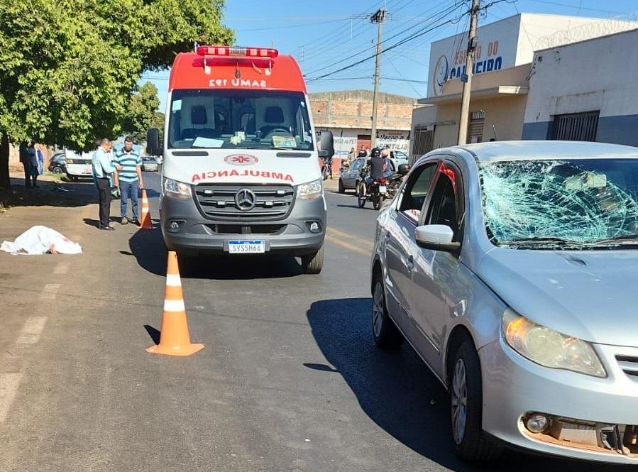 Com o impacto, o motorista foi jogado para o alto e o Voyage sofreu danos em sua parte dianteira, enquanto o condutor precisou de atendimento médico por ter passado mal (Foto/Divulgação)