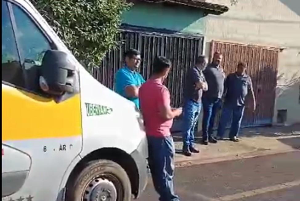 Motoristas de vans do transporte escolar rural repetiram o ato de sexta-feira e foram para as imediações da Prefeitura cobrar o pagamento (Foto/Reprodução)