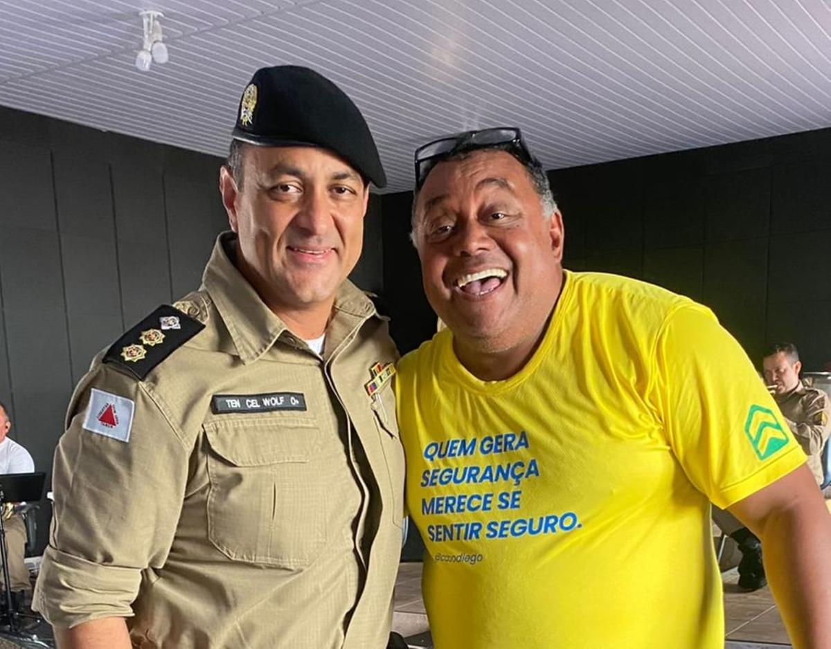 Futuro comandante regional da PM, coronel Wolf, e o coordenador da ASPRA, subtenente William, seu padrinho de casamento (Foto/Arquivo pessoal)