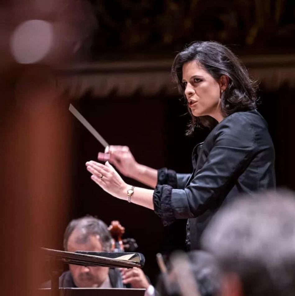 Maestra Mariana Menezes volta a Uberaba para reger a Orquestra e Coro Sinfônico do Conservatório Estadual de Música Renato Frateschi.