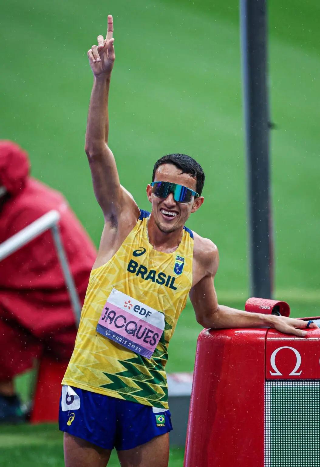 Yeltsin Jacques comemora ouro nos 1500m nos Jogos de Paris (Foto/Wander Roberto/CPB)