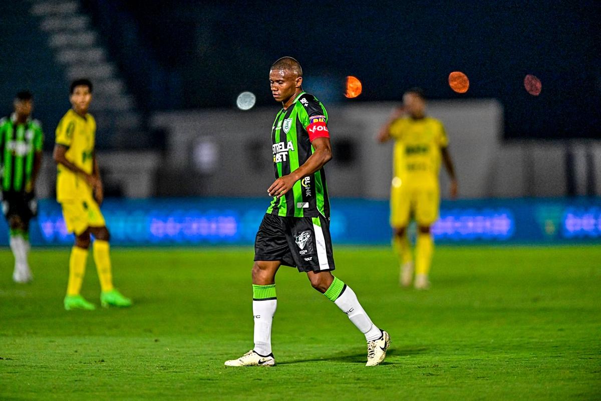 O volante Juninho cobrou uma melhor atuação da equipe após a derrota para o Mirassol (Foto/Mourão Panda)