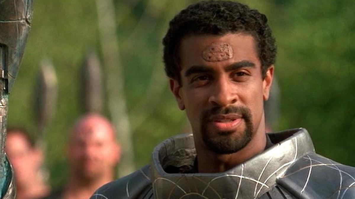 Ator Obi Ndefo (Foto/Divulgação)