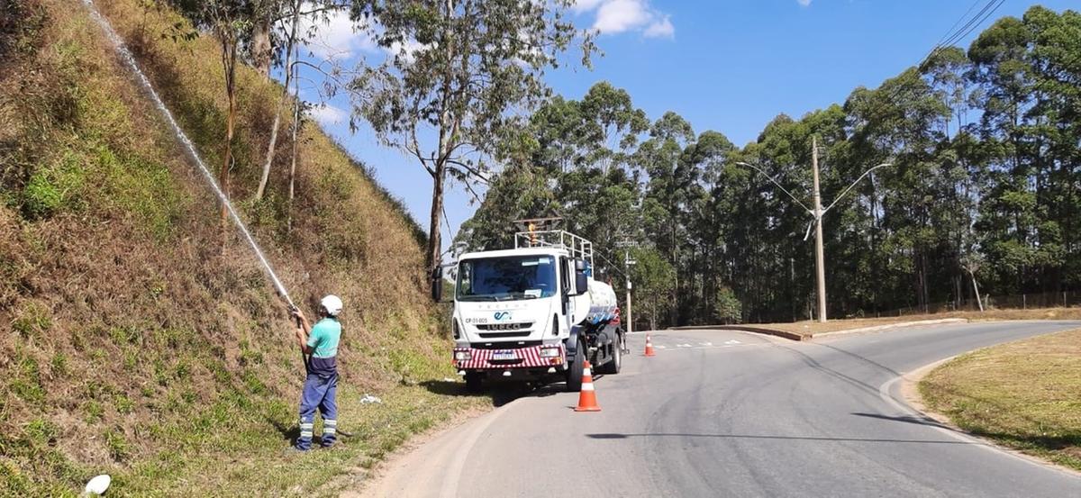 Equipe da EPR com caminhão-pipa e profissionais treinados para o combate a incêndios às margens das rodovias estaduais (Foto/Divulgação)