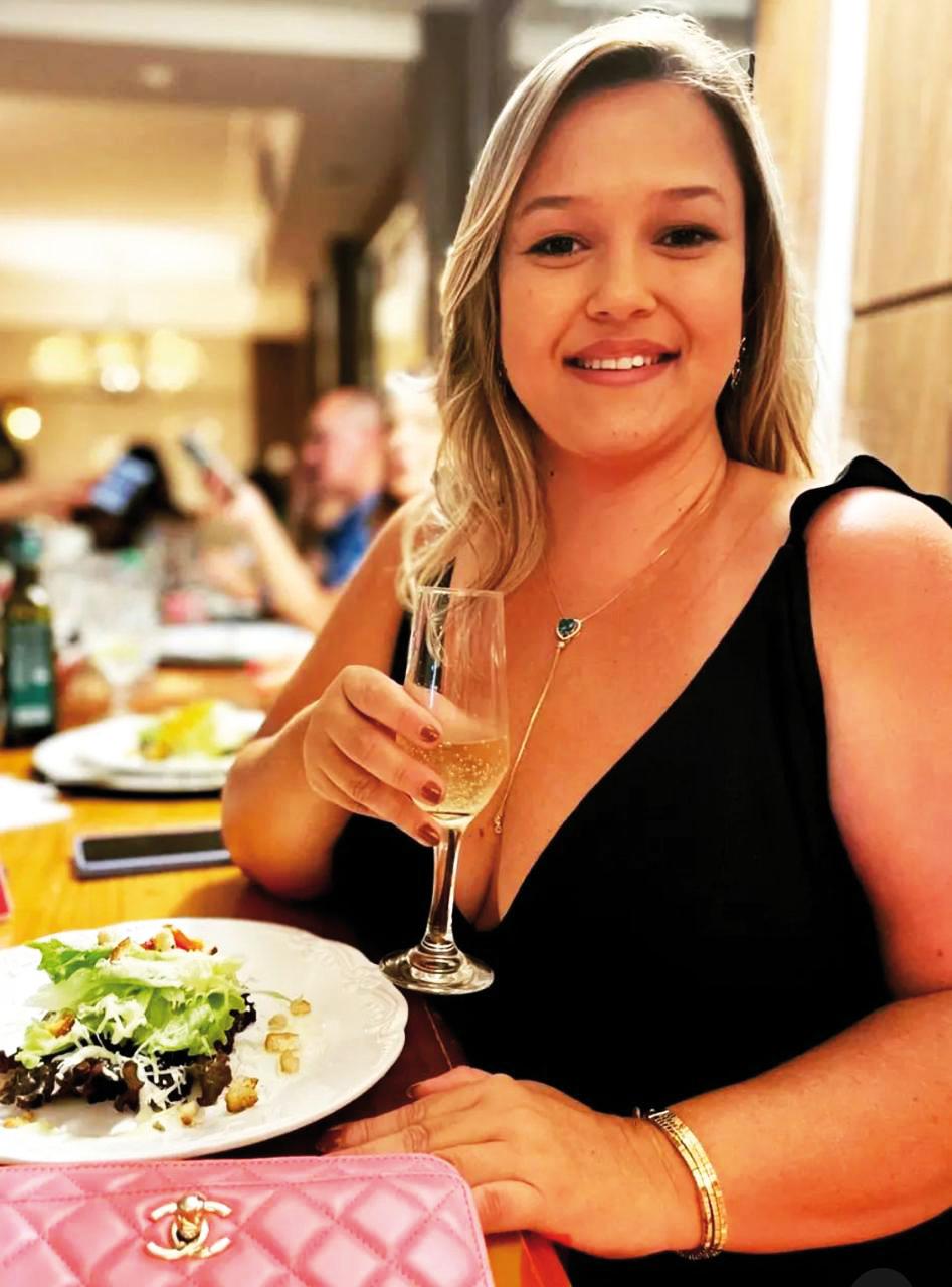 A bela Cristiane Oliveira recebeu amigos em animado bar da cidade, para festejar seu niver, dia 02 (Foto/Arquivo pessoal)