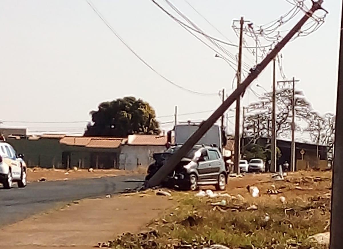 O condutor, que se queixava de dores no tórax e sofreu escoriações, não soube dizer o que o levou a perder o controle do carro (Foto/Divulgação)