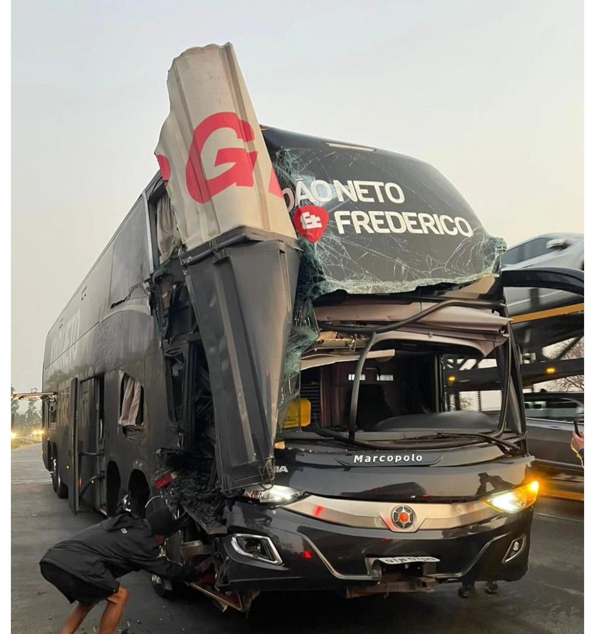 Ainda não há informações se os cantores estavam no ônibus no momento do acidente. (Foto/Reprodução/Redes sociais)