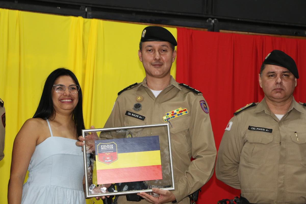 Coronel Ralfe recebeu o emoldurado da bandeira insígnia, o símbolo maior da presença do Comandante no aquartelamento (Foto/Distribuição)