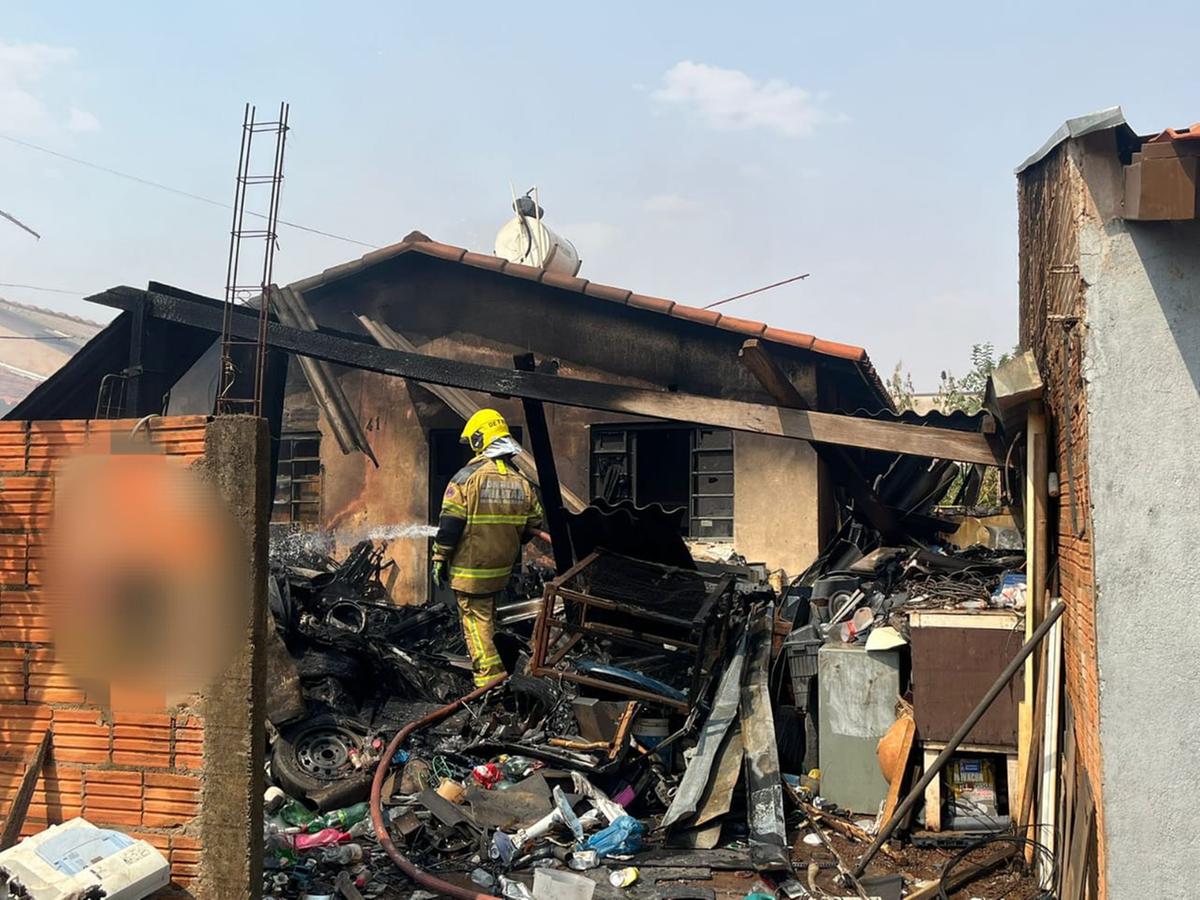 Com o incêndio controlado, os bombeiros realizaram os trabalhos de rescaldo, a fim de evitar qualquer reignição das chamas (Foto/Divulgação)