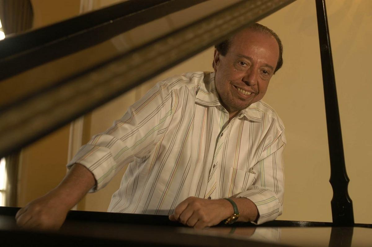 O pianista e arranjador Sergio Mendes posa para fotos, após entrevista sobre seu novo disco, no Hotel Copacabana Palace, No Rio de Janeiro, (RJ) (Foto/Luciana Whitaker/Folhapress)