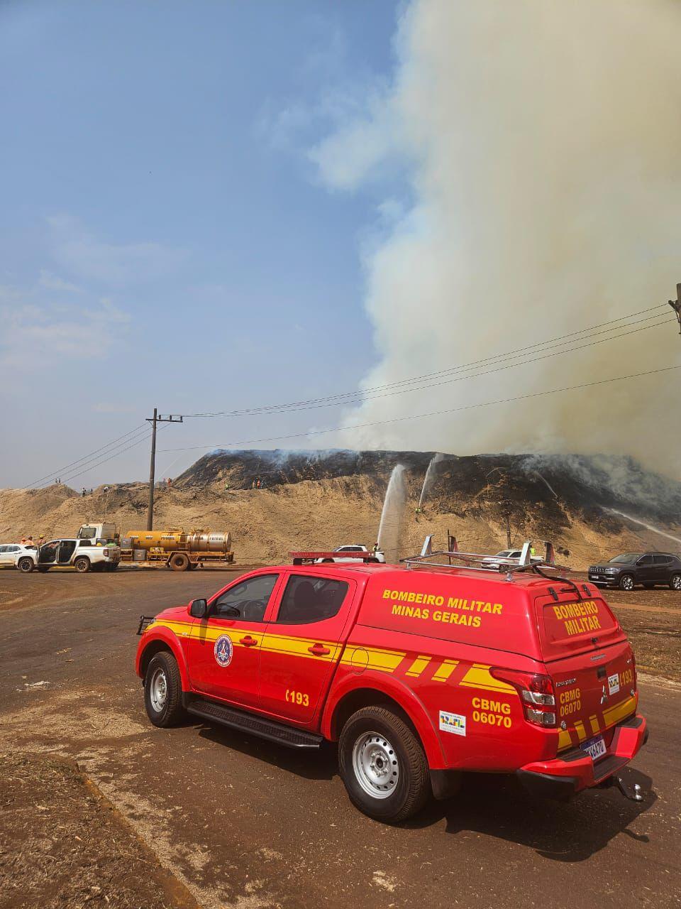 As condições climáticas da região contribuíram para que o material altamente inflamável adquirisse características que facilitaram sua ignição (Foto/Divulgação)