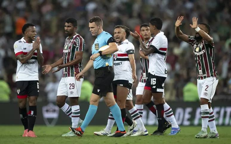 Paulo César Zanovelli caiu em contradição ao analisar o VAR (Foto/Jorge Rodrigues/AGIF/Lance!)