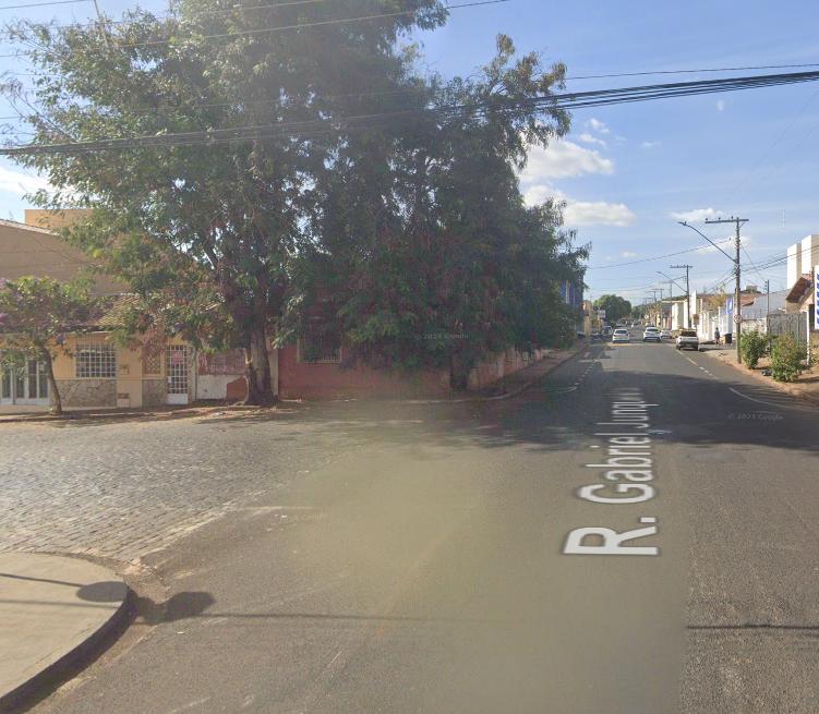 A casa estava abandonada e era habitada por usuários de droga, segundo relatos ao Corpo de Bombeiros (Foto/Google Maps)