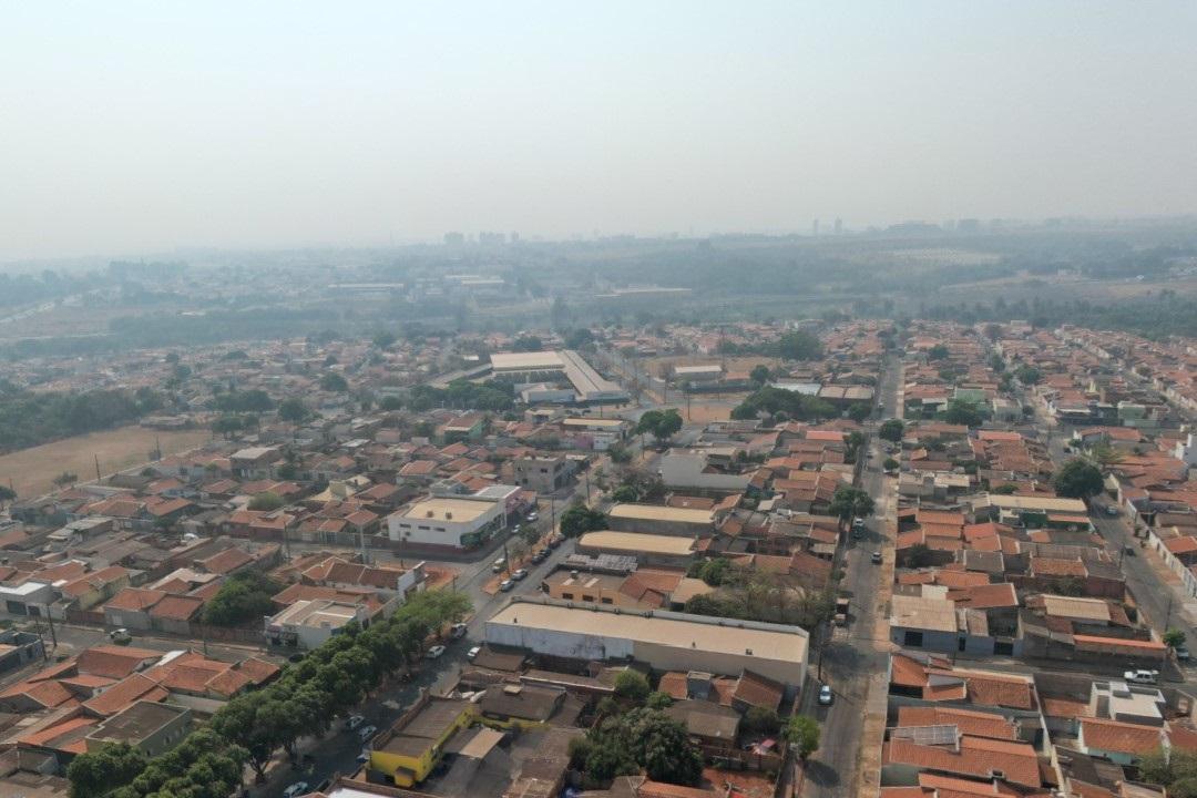 Imagem do fim de semana do bairro Pacaembu em direção à cidade mostra a fumaça espalhada no ar (Foto/Divulgação)