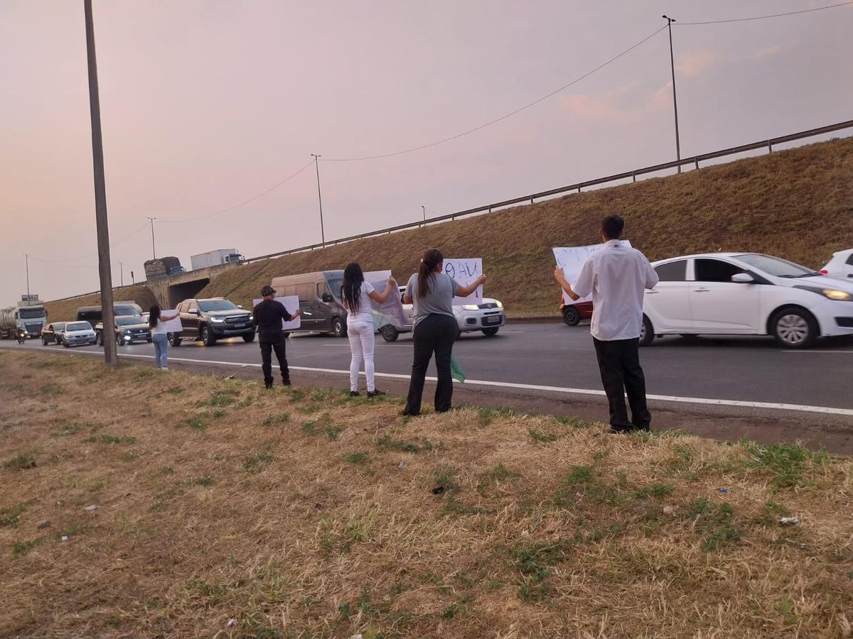 Moradores seguravam cartazes às margens da rodovia e pediam que os motoristas buzinassem como forma de manifestação (Foto/Divulgação)