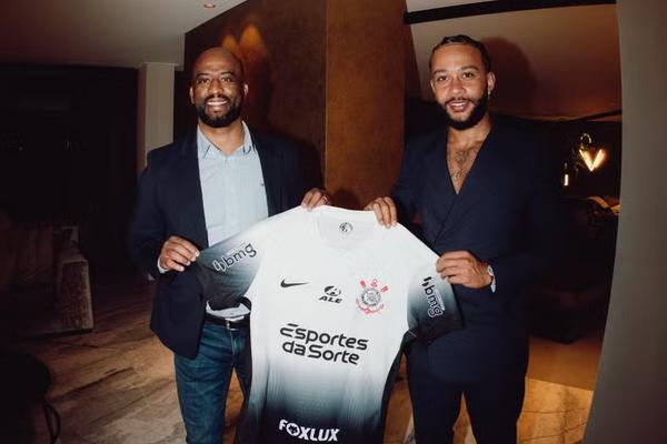 Memphis Depay posa com a camisa do Corinthians (Foto/Divulgação)