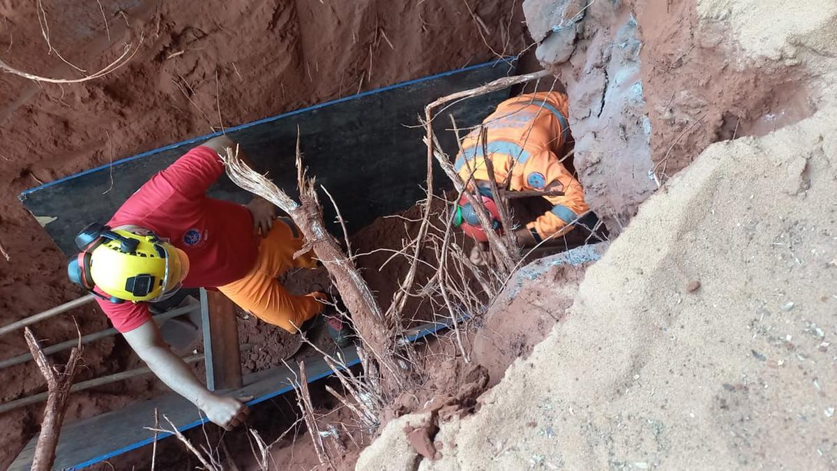 Utilizando duas retroescavadeiras, os bombeiros começaram a escavar um túnel rampeado, que permitiria um acesso mais seguro até a criança (Foto/Divulgação)