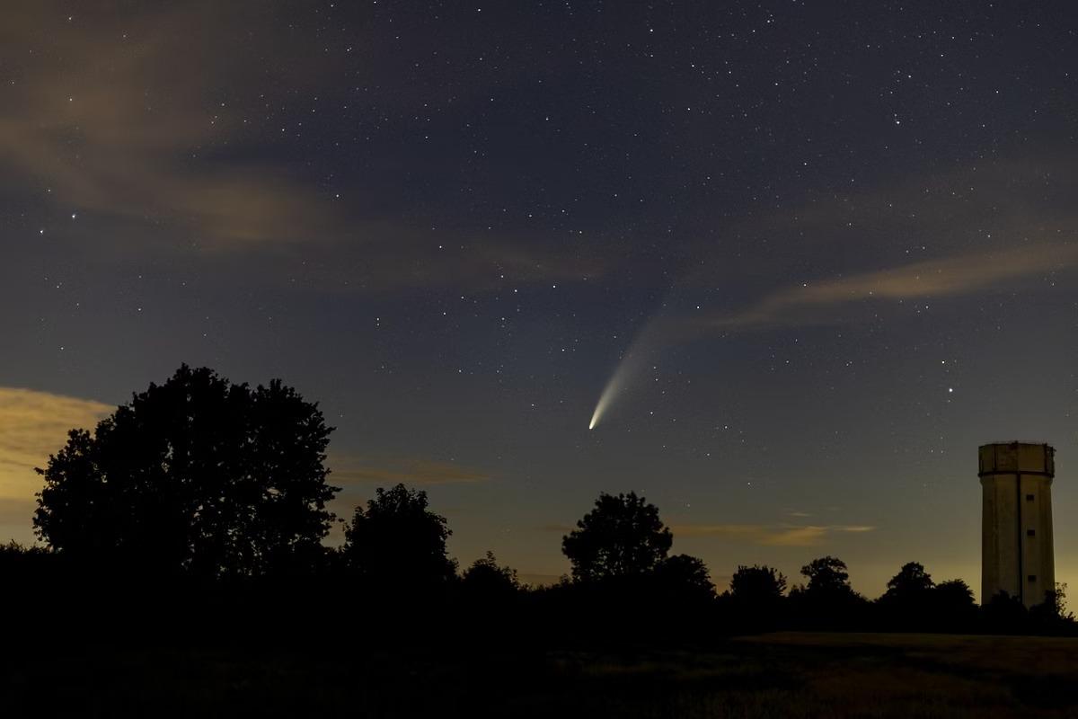 Ainda não se sabe se o cometa será visível a olho nu, visto que o brilho deste durante a órbita é imprevisível (Foto/Pixabay)