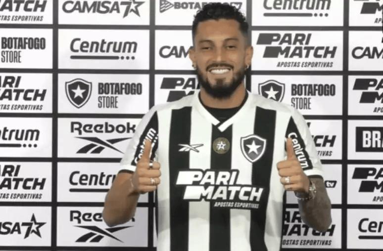 Alex Telles vai usar a camisa 13 (Foto/Botafogo TV/Jogada10)