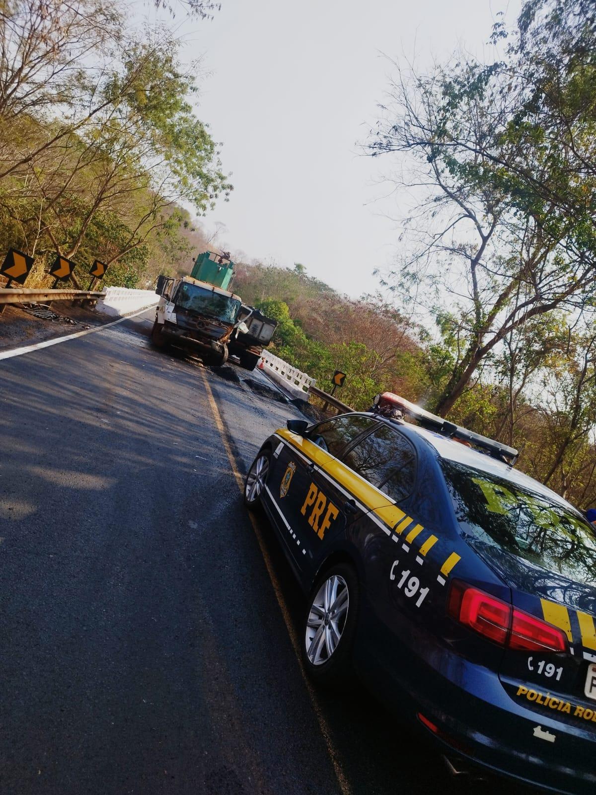 O acidente provocou a interdição completa da ponte sobre o Rio Uberaba por cerca de duas horas (Foto/Divulgação)