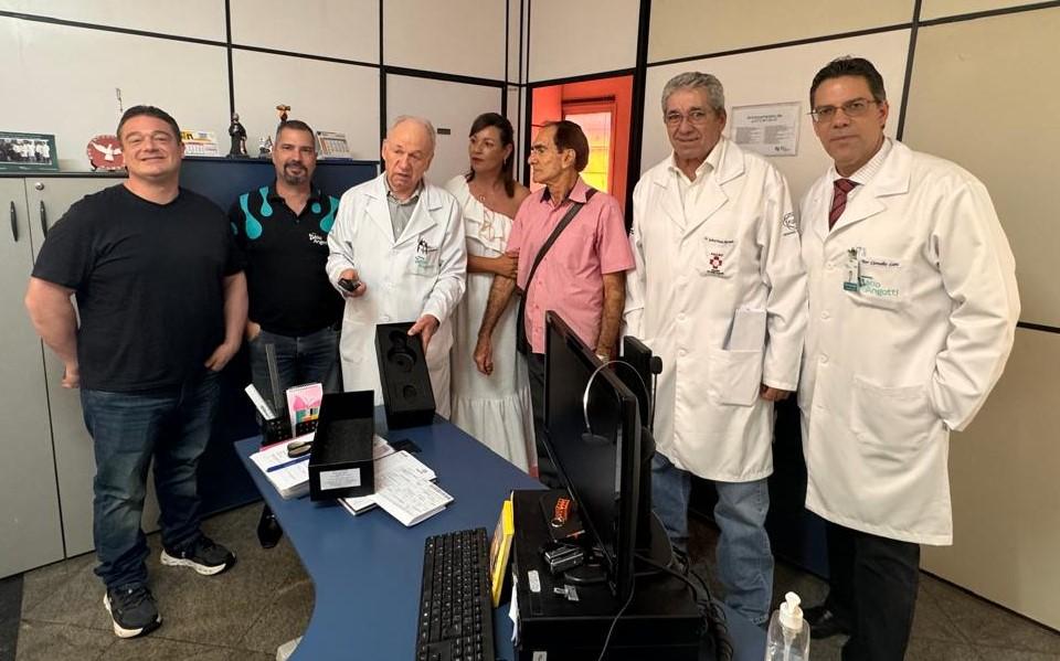 Segundo Delcio Scandiuzzi, presidente de honra do hospital, com este aparelho é possível uma visualização ampliada e detalhada da pele, contribuindo para diagnósticos mais precisos (Foto/Divulgação)