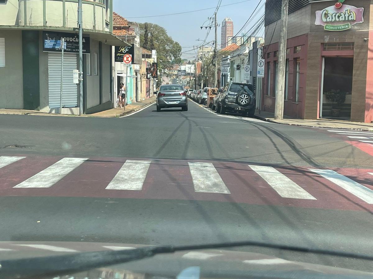 Conforme o secretário Roberto Benigno, as faixas não perderam a tonalidade, mas estão encobertas por uma espessa camada de poeira e fuligem (Foto/Divulgação)