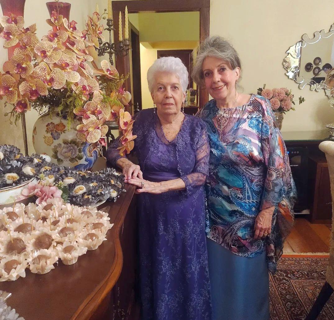 Zuleika Rocha festejou seus 90 anos e, muito querida por todos ganhou super festa de sua irmã Carmencita na noite do último sábado. Nosso especial abraço (Foto/Arquivo Pessoal)