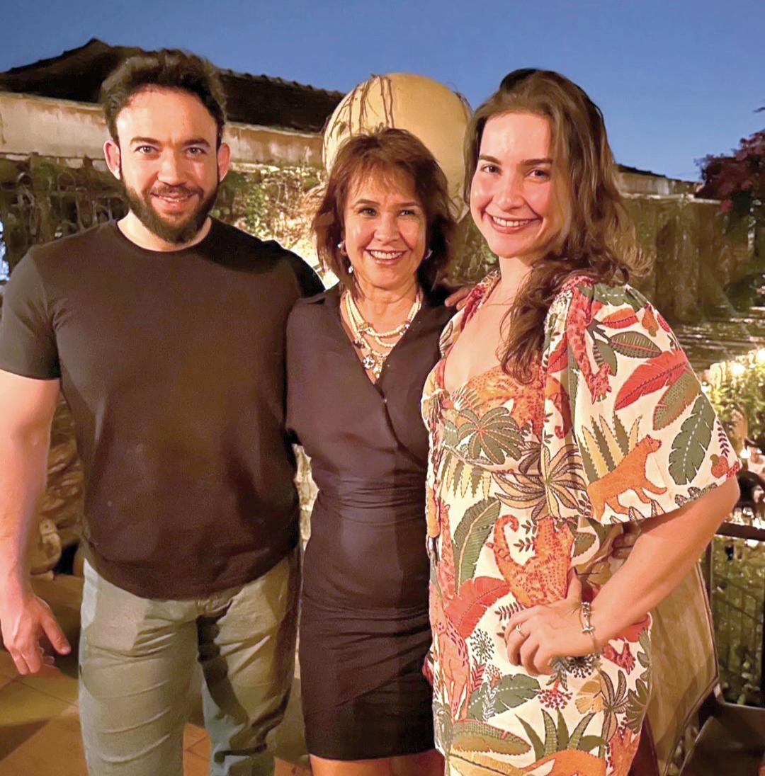 Idem, idem para a professora da Uniube Karla borges, que festejou niver esta semana, em Ribeirão Preto, ao lado dos filhos Guilherme e Raquel (Foto/Arquivo Pessoal)