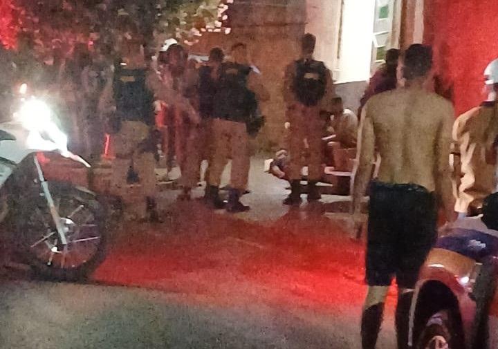 Policiais militares foram para o local e se depararam com o companheiro da avó da vítima ferido, na calçada da casa (Foto/Divulgação)