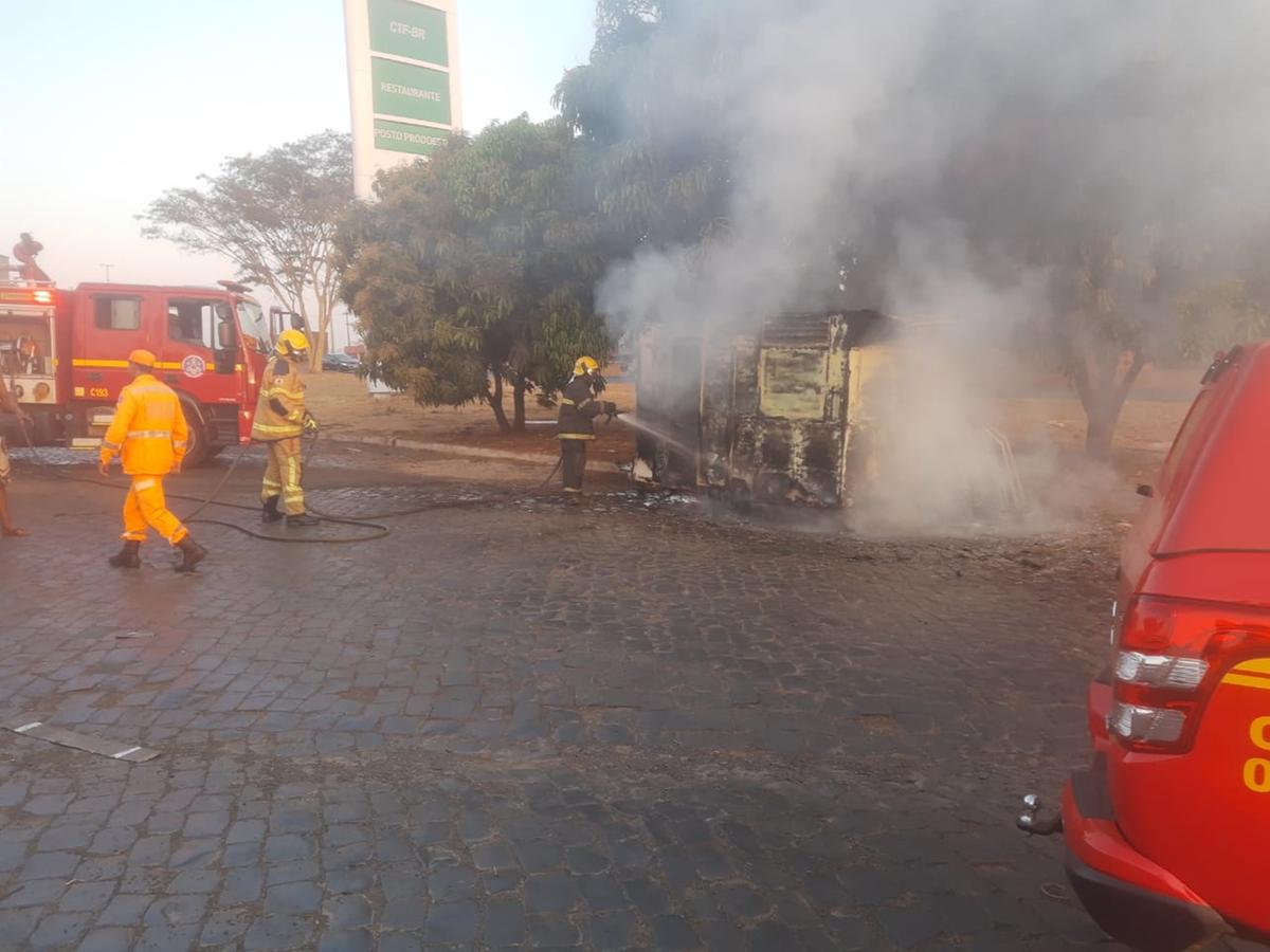 Uma pessoa estava usando o trailer como moradia e o incêndio teria se iniciado no momento em que ela cozinhava com fogareiro a álcool (Foto/Divulgação)