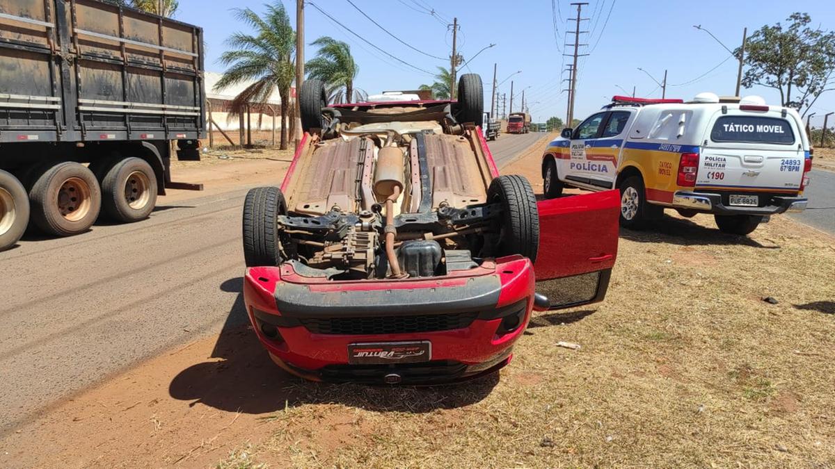 Após perder o controle do carro e capotar, o homem saiu do veículo armado e, segundo os policiais, tentou atirar contra a guarnição (Foto/Divulgação)