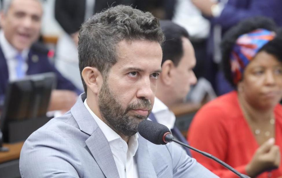 André Janones é acusado de três crimes pela Polícia Federal, em prática que ficou conhecida como rachadinha, quando o parlamentar toma posse de parte dos salários recebidos por assessores (Foto/Mario Agra/Câmara dos Deputados)