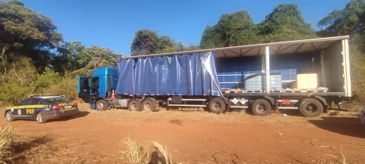 A combinação cargueira foi localizada abandonada próximo ao posto Tijuco, entre Uberlândia e Uberaba (Foto/Divulgação)