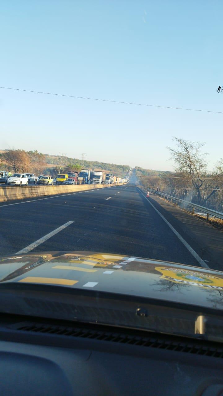 Motoristas que trafegam pela BR-050 enfrentam congestionamento nas proximidades (Foto/Divulgação)