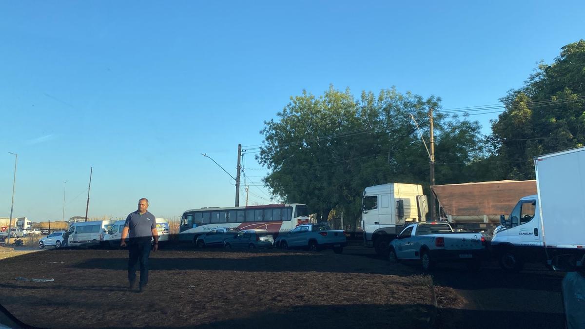 Motoristas que trafegam pela BR-050 enfrentam congestionamento nas proximidades (Foto/Leitora JM)