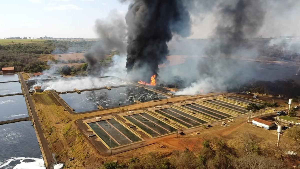 Fogo próximo à estação de tratamento gerou grande quantidade de fumaça (Foto/Divulgação leitor)