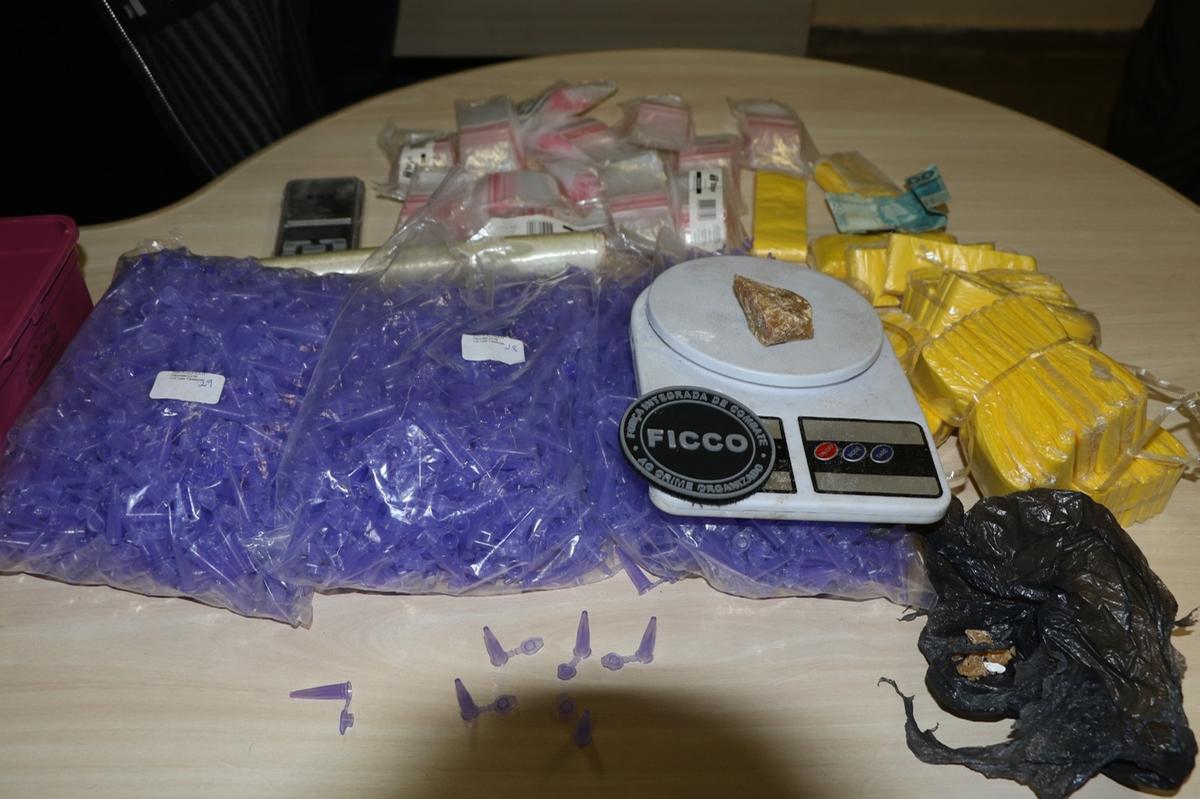 Material relacionado ao tráfico de drogas localizado na casa do motorista de aplicativo durante a operação da Ficco (Foto/Divulgação)