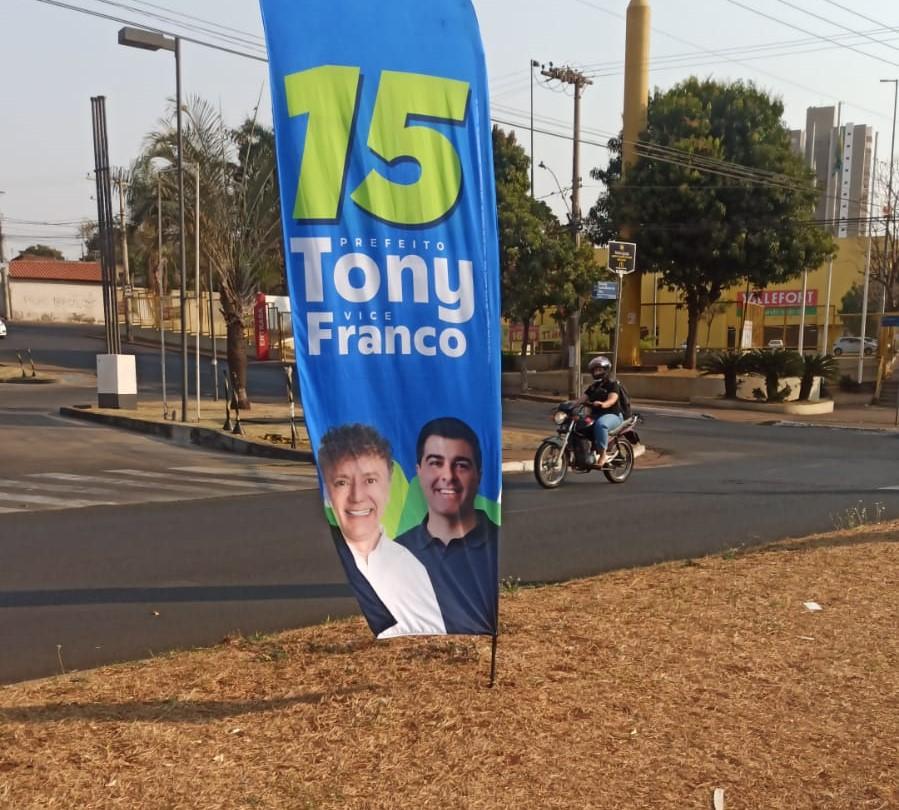 O material do candidato Tony Carlos estava sendo colocado em jardins públicos, o que é proibido, e ainda desobedecendo ao horário de recolhimento (Foto/Reprodução)