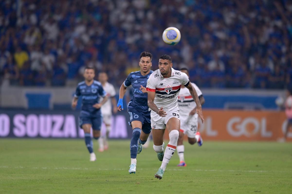 Kaio Jorge em disputa de bola (Foto/Fred Magno/O TEMPO)