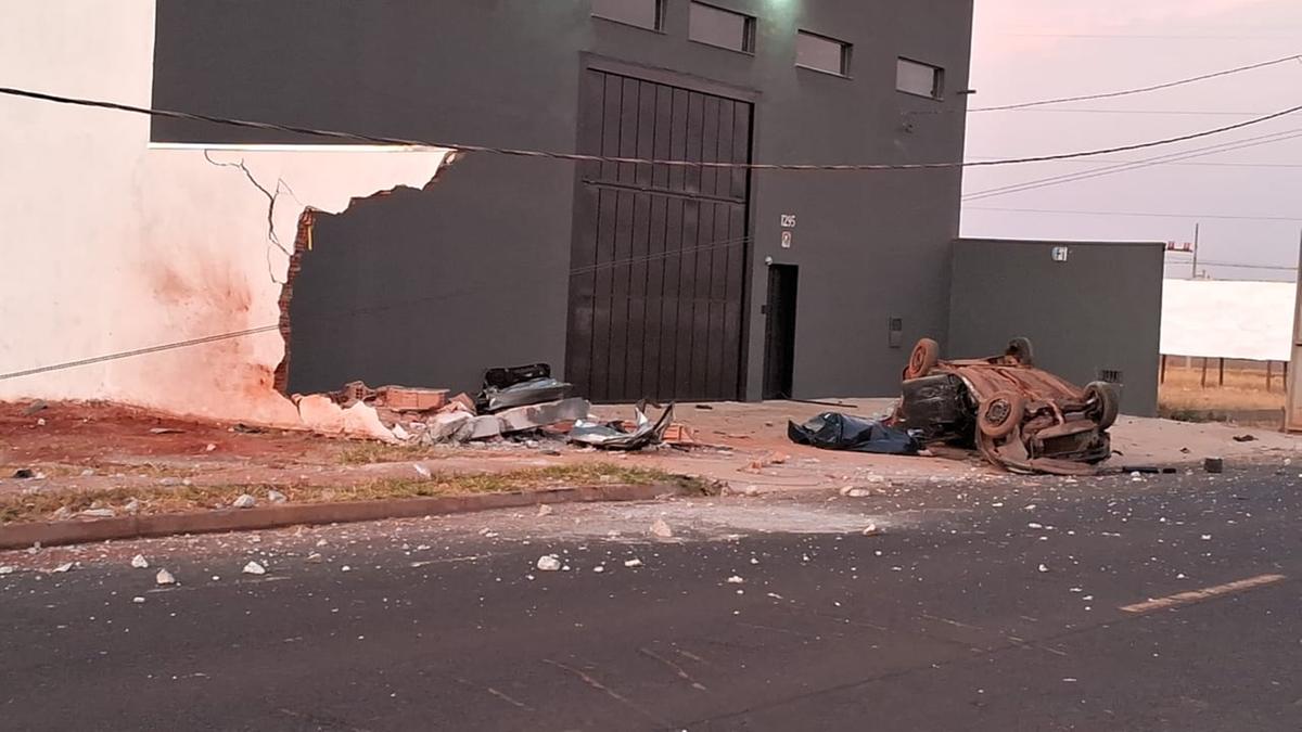 De acordo com informações da Polícia Militar, o veículo conduzido pela vítima colidiu com um poste de iluminação pública e em seguida atingiu o muro de uma residência, antes de capotar (Foto/Divulgação)