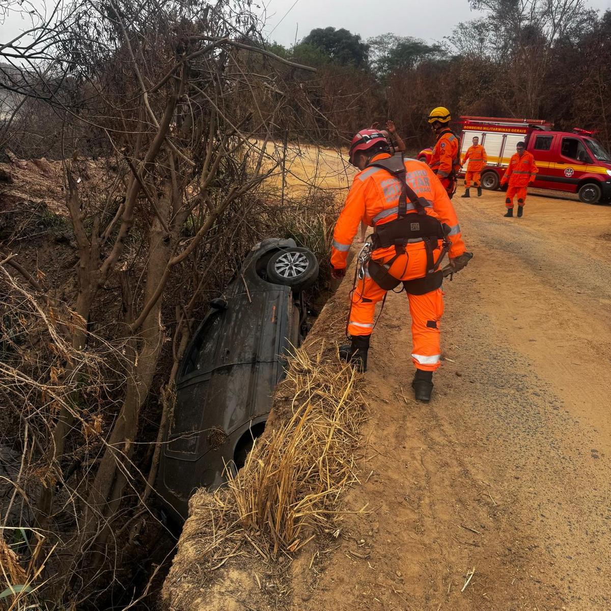 O motorista relatou que a baixa visibilidade fez com que ele não enxergasse uma ponte, resultando na queda do carro no leito de um rio (Foto/Divulgação)